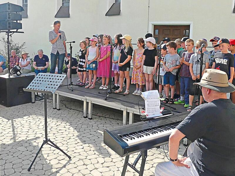 Kinder der Niederndorfer Cunz-Reyther-Grundschule bei ihrem Liedvortag.Manfred Welker