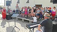 Kinder der Niederndorfer Cunz-Reyther-Grundschule bei ihrem Liedvortag.Manfred Welker Kinder der Niederndorfer Cunz-Reyther-Grundschule bei ihrem Liedvortag.Manfred Welker