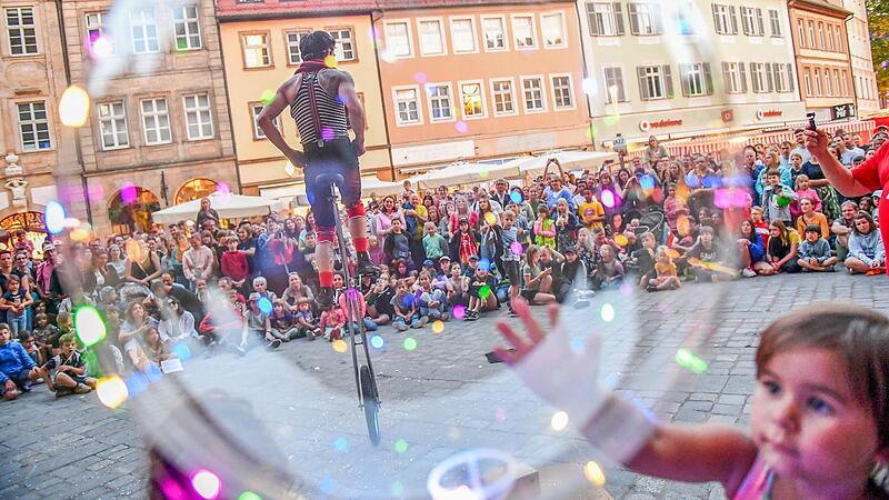 Die Zuschauer sind begeistert: Marcel Eso bei Bamberg zaubert 2022.