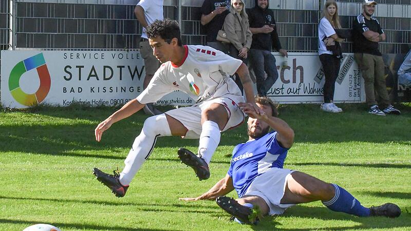 Eine &bdquo;&Uuml;bersprungs-Handlung&ldquo; zeigt hier Hausen Lucas Aguero Leguiza im Duell mit  Reiterswiesens Dominik Bieber