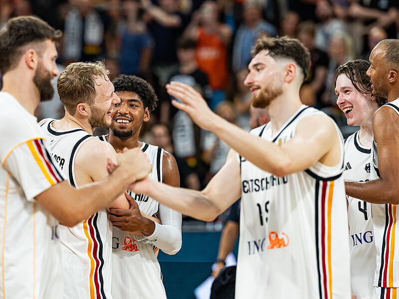 Beste Laune bei den deutschen Nationalspielern und Ex-Bambergern Leon Kratzer und Kay Bruhnke (vorne, von links) und Christian Sengfelder (hinten).