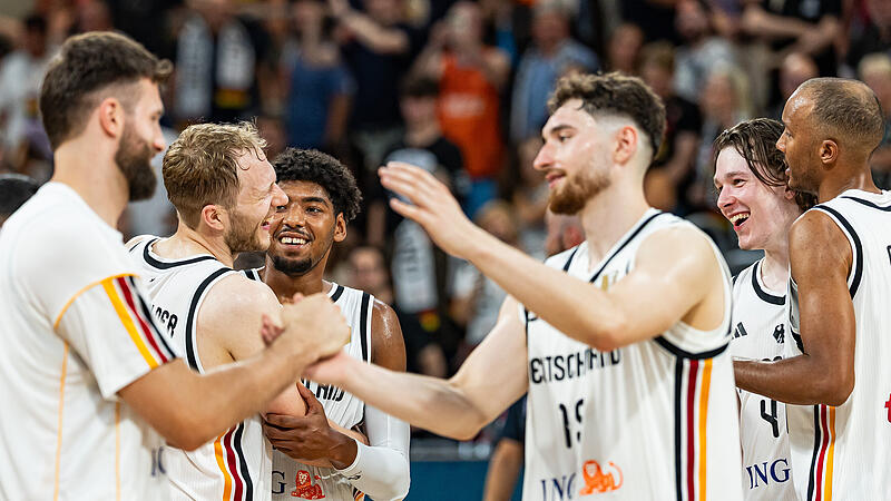 Deutschland - Zypern Beste Laune bei den deutschen Nationalspielern und Ex-Bambergern Leon Kratzer und Kay Bruhnke (vorne, von links) und Christian Sengfelder (hinten).