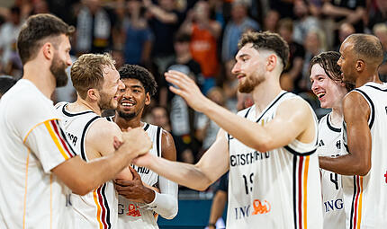 Beste Laune bei den deutschen Nationalspielern und Ex-Bambergern Leon Kratzer und Kay Bruhnke (vorne, von links) und Christian Sengfelder (hinten).