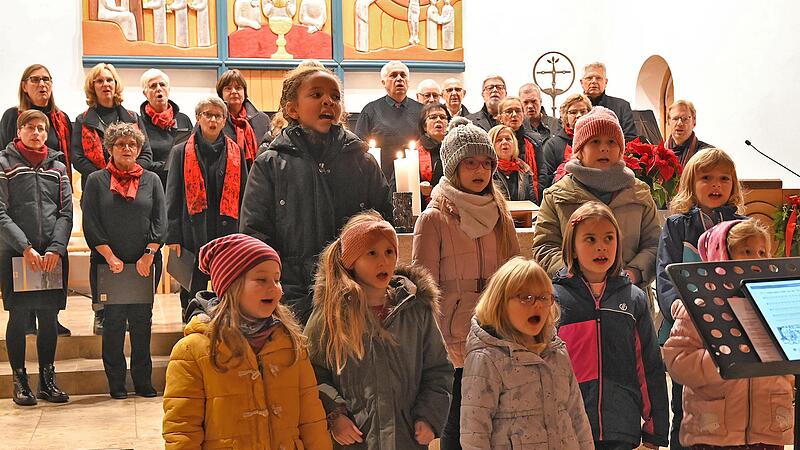 Eine Premiere erlebten die Konzertbesucher nicht nur durch den Auftritt des Kinderchores, sondern auch die musikalische Zusammenarbeit zwischen den „Kleinen“ und den „Großen“ aus dem Chor „QuerBet“ beim ungarischen Advents- und Friedenslied „Weihn...