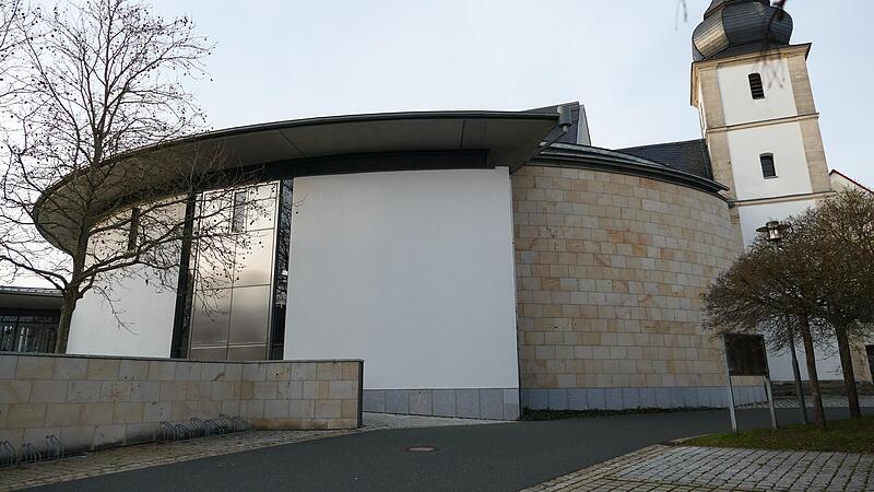 Die Pfarrkirche im Ortszentrum von Stegaurach verbindet Alt (Turm) und Neu (Langhaus). Die Pfarrkirche im Ortszentrum von Stegaurach verbindet Alt (Turm) und Neu (Langhaus).