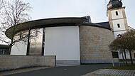 Die Pfarrkirche im Ortszentrum von Stegaurach verbindet Alt (Turm) und Neu (Langhaus). Die Pfarrkirche im Ortszentrum von Stegaurach verbindet Alt (Turm) und Neu (Langhaus).