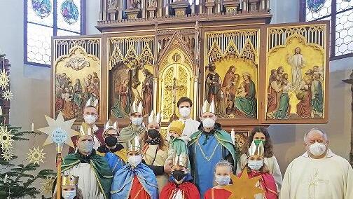 Zum Dreikönigsgottesdienst in St. Laurentius Ebern segnete Pfarrer Rudolf Theiler die Sternsinger.