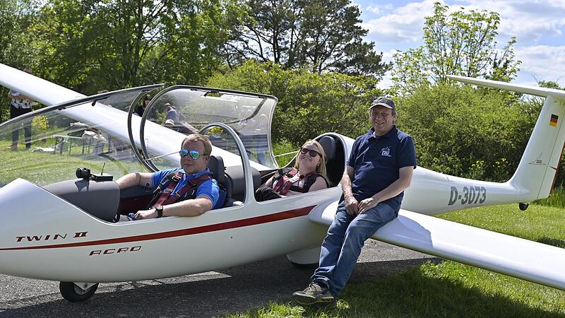 Vorfreude auf den Flug: Mona Klopf auf dem hinteren Passagiersitz, auf dem Pilotensitz Marcel Schleyer, an der Tragfläche Fluglehrer Matthias Gremer.