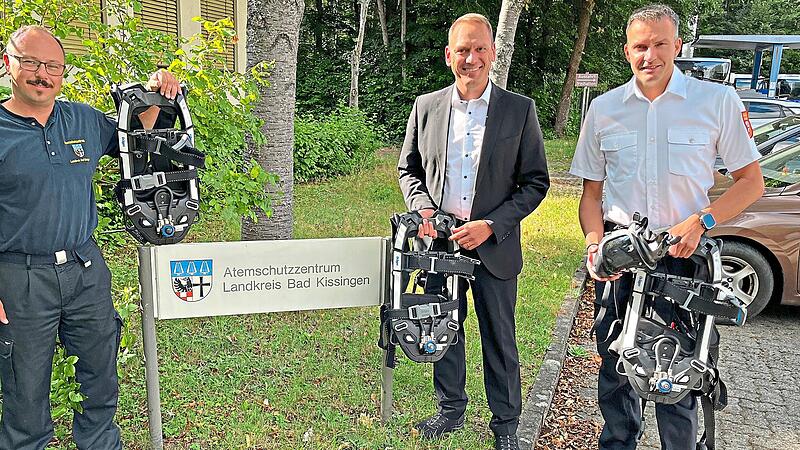 Landrat Mario Götz (Mitte) zusammen mit Kreisbrandrat Markus Ullrich (rechts) und Sebastian Sens vom Atemschutzzentrum in Oberthulba. Landkreis Bad Kissingen/Lena Metz Landrat Mario Götz (Mitte) zusammen mit Kreisbrandrat Markus Ullrich (rechts) und Sebastian Sens vom Atemschutzzentrum in Oberthulba. Landkreis Bad Kissingen/Lena Metz