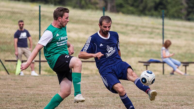 Ziegelerdens siebenfacher Torsch&uuml;tze Michael Adolph (blaues Trikot) holt sich den Ball vor Fabian Fischer aus der Luft.