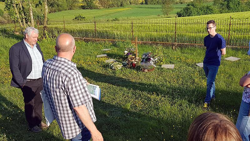 An dieser Stelle im Friedhof Heubach werden Urnengräber entstehen. Eine Bestattung hat schon stattgefunden. Bürgermeister Jürgen Hennemann (links) und das Gremium, ließen sich von Stadtrat Thomas Limpert (2. von links) die Ideen hierzu erläutern. An dieser Stelle im Friedhof Heubach werden Urnengräber entstehen. Eine Bestattung hat schon stattgefunden. Bürgermeister Jürgen Hennemann (links) und das Gremium, ließen sich von Stadtrat Thomas Limpert (2. von links) die Ideen hierzu erläutern.