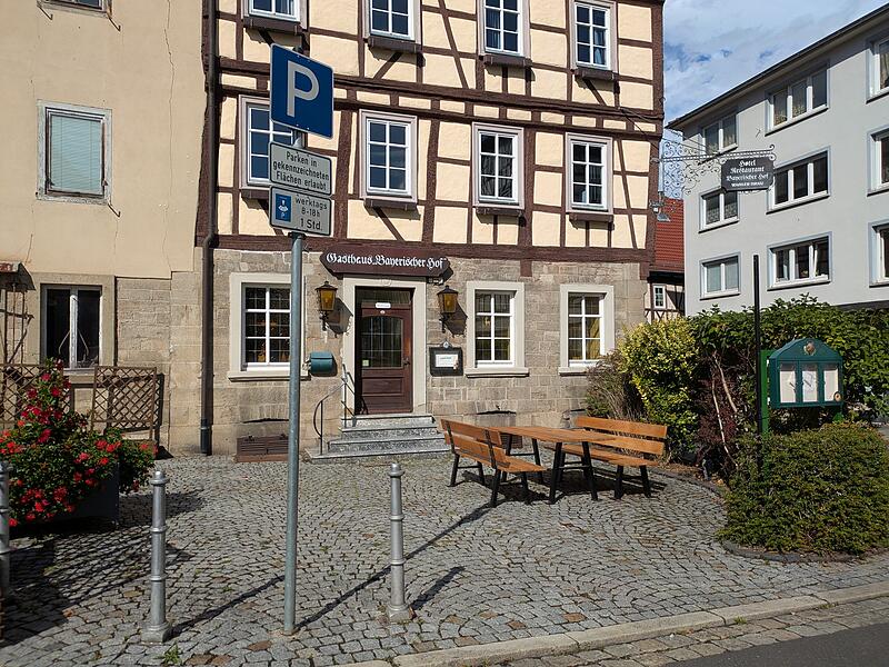 Am Bayerischen Hof ist Platz zum Sitzen und Essen.