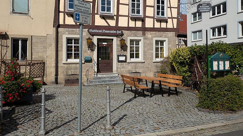 Am Bayerischen Hof ist Platz zum Sitzen und Essen.