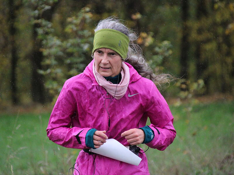 Trotz nasskaltem Herbstwetter lie&szlig;en sich die Sportler den Spa&szlig;  beim 38. Frankenwaldlauf der LG Ludwigschorgast nicht vermiesen.