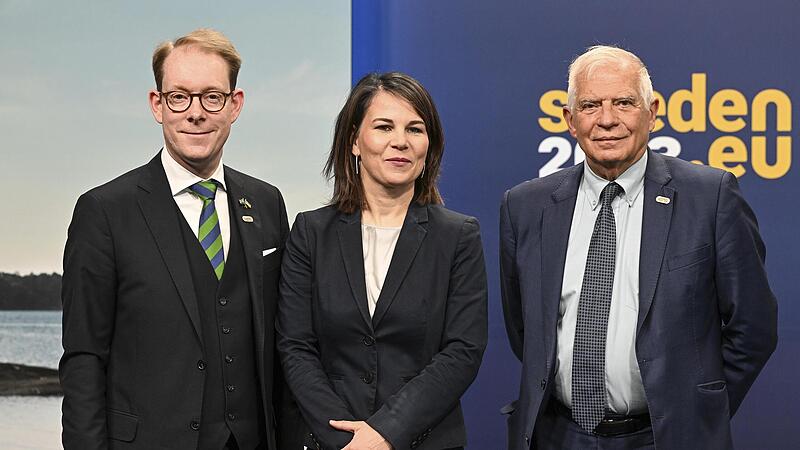 EU-Au&szlig;enpolitiker Josep Borrell (rechts) und Tobias Billstr&ouml;m, Au&szlig;enminister von Schweden, begr&uuml;&szlig;en die deutsche Au&szlig;enministerin Annalena Baerbock.