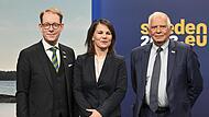 EU-Außenpolitiker Josep Borrell (rechts) und Tobias Billström, Außenminister von Schweden, begrüßen die deutsche Außenministerin Annalena Baerbock.