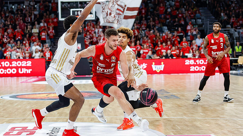 Im Vorjahr scheiterte Brose Bamberg um Kevin Wohlrath (am Ball) im Pokal-Achtelfinale am späteren Sieger FC Bayern München.