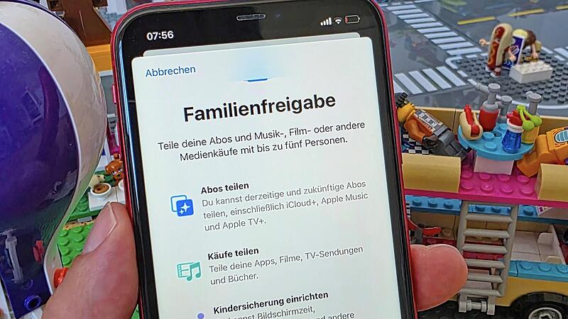 Irgendwann reichen die alten Spielsachen nicht mehr aus &ndash; und das Smartphone steht im Mittelpunkt. Den Einstieg sollten Eltern und Familie begleiten.