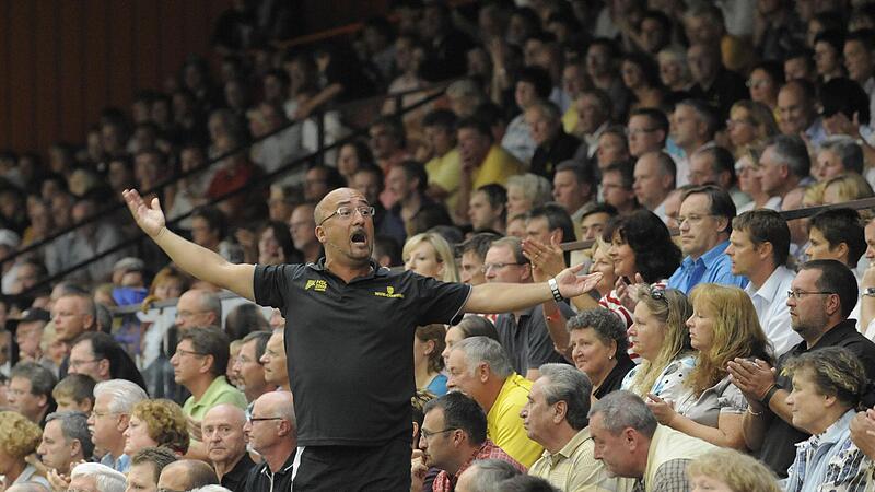 Gebt mir ein H, gebt mir ein S, gebt mir ein C! So kennen die HSC-Fans Hakan Balkan. Doch das &bdquo;Mädchen für alles&ldquo; beim HSC 2000 Coburg war sich von Anfang an für keinen Job zu schade. Er ging in der Vestestadt wie kein zweiter &bdquo;Klinken putzen&ldquo;, spielte den Koch und den Babysitter &ndash; stand als Gründungsmitglied in vorderster Front.