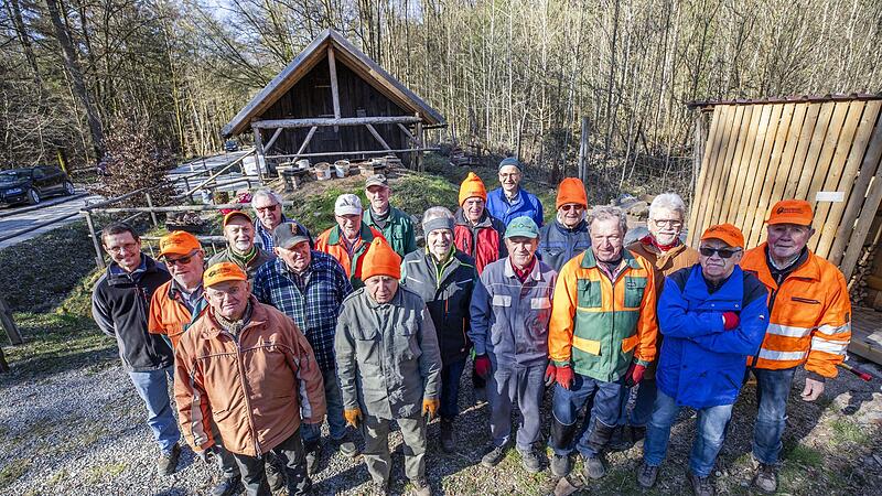 Männer, die anpacken: das Kohlenmeiler-Team von Schwärzelbach in Neuwirtshaus. Männer, die anpacken: das Kohlenmeiler-Team von Schwärzelbach in Neuwirtshaus.