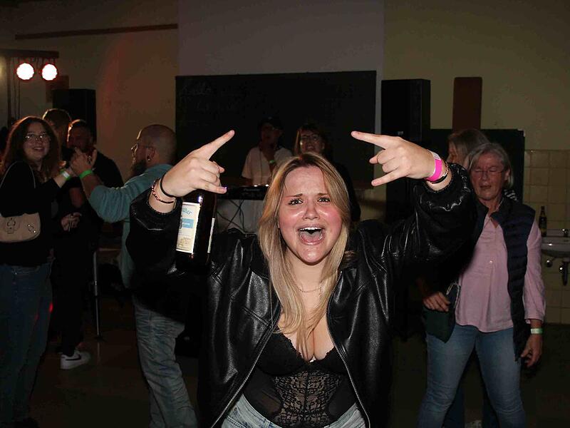 Ausgelassene Stimmung herrschte in den ehemaligen Klassenzimmern der Pestalozzischule. Die DJs verstanden ihr Handwerk und heizten bei der Abrissparty richtig ein.