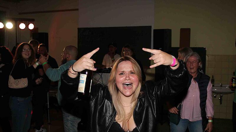 Ausgelassene Stimmung herrschte in den ehemaligen Klassenzimmern der Pestalozzischule. Die DJs verstanden ihr Handwerk und heizten bei der Abrissparty richtig ein.
