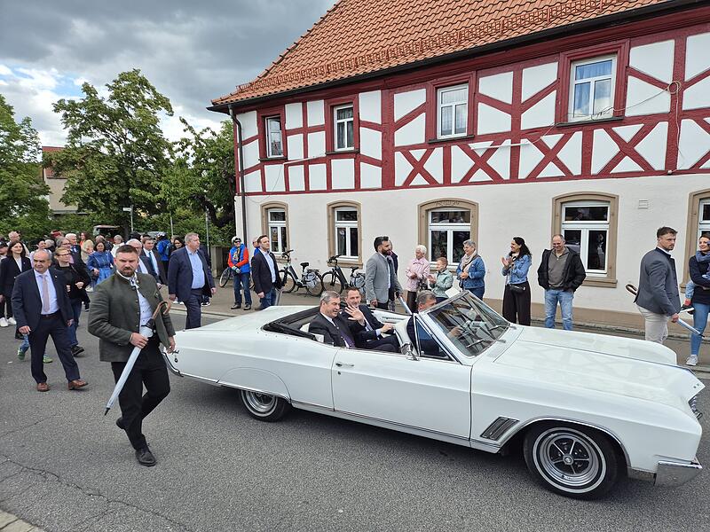 Ministerpräsident Markus Söder im Oldtimer in Oberhaid. Neben ihm Landrat Johannes Maciejonczyk, am Steuer Bürgermeister Carsten Joneitis. Ministerpräsident Markus Söder im Oldtimer in Oberhaid. Neben ihm Landrat Johannes Maciejonczyk, am Steuer Bürgermeister Carsten Joneitis.
