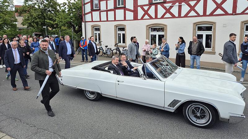 Ministerpr&auml;sident Markus S&ouml;der im Oldtimer in Oberhaid. Neben ihm Landrat Johannes Maciejonczyk, am Steuer B&uuml;rgermeister Carsten Joneitis.