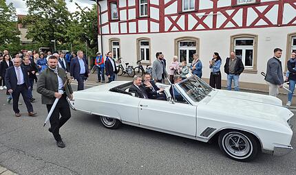 Ministerpr&auml;sident Markus S&ouml;der im Oldtimer in Oberhaid. Neben ihm Landrat Johannes Maciejonczyk, am Steuer B&uuml;rgermeister Carsten Joneitis.