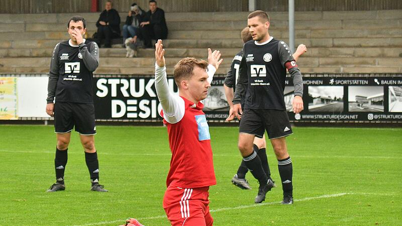 Adrian Brehm vom TSV Meeder trifft zum 0:1 und bejubelt seinen Treffer.