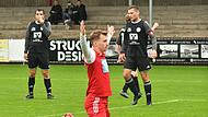 Adrian Brehm vom TSV Meeder trifft zum 0:1 und bejubelt seinen Treffer.