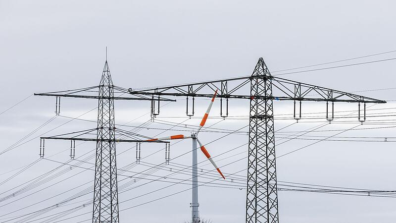 Windrad zwischen Hochspannungsmasten Windrad zwischen Hochspannungsmasten