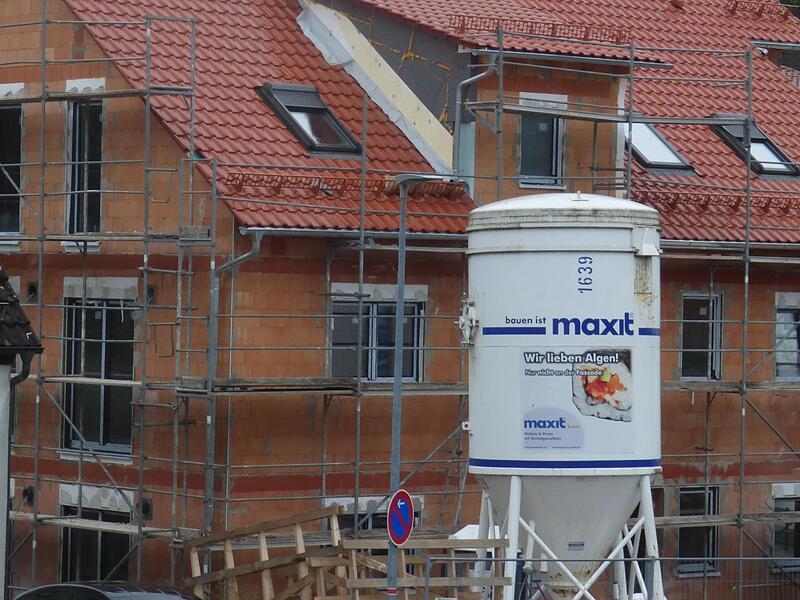Das aktuelle Foto wurde vom gleichen Standortaufgenommen, wie das des Fotografen damals. Auf der Doline steht heute der Rohbau eines Mehrfamilienwohnhauses.Forchheim & Fr&auml;nkische Schweiz