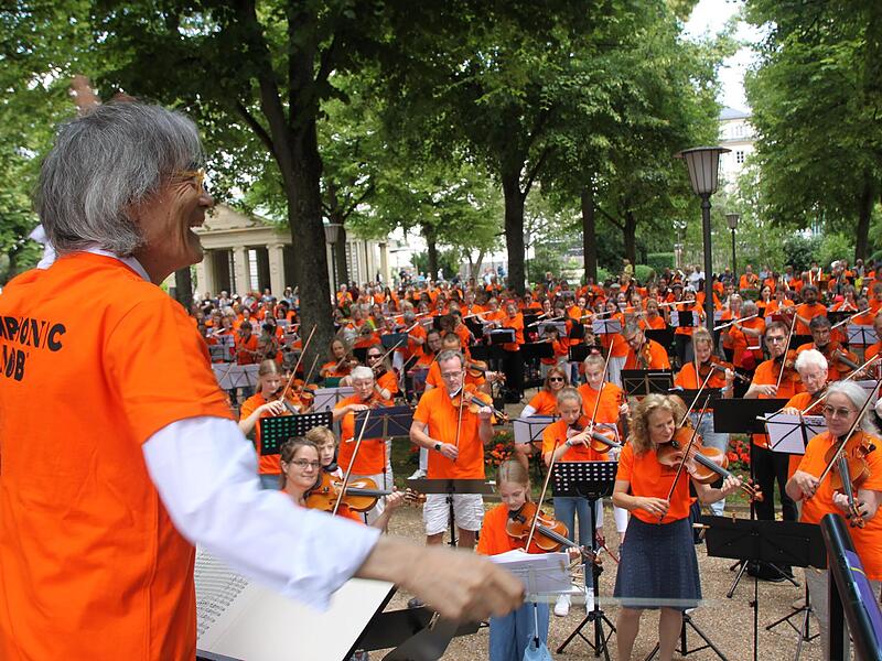 2023 dirigierte Kent Nagano die rund 600 Musikerinnen und Musiker im Bad Kissinger Kurgarten dirigiert. 2023 dirigierte Kent Nagano die rund 600 Musikerinnen und Musiker im Bad Kissinger Kurgarten dirigiert.