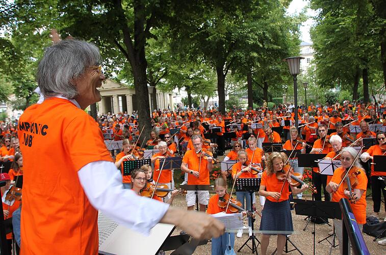 Der Symphonic Mob soll auch im nächsten Jahr Teil des Kissinger Sommers werden. In diesem Sommer hatte Kent Nagano die 600 Teilnehmer im Bad Kissinger Kurgarten dirigiert.