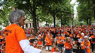 2023 dirigierte der Weltstar Kent Nagano die 600 Teilnehmer im Bad Kissinger Kurgarten.