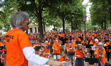 2023 dirigierte Kent Nagano die rund 600 Musikerinnen und Musiker im Bad Kissinger Kurgarten dirigiert.