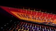 Tastatur eines Laptops spiegelt sich auf dem Display