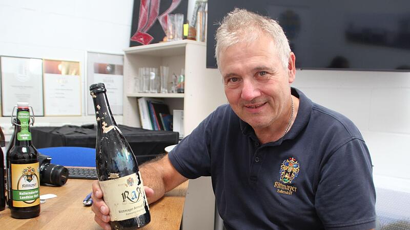 Brauereichef Georg Rittmayer h&auml;lt eine Champagnerflasche mit Bier in der Hand. Vor zehn Jahren hat er zum Neubau seiner Brauerei Flaschen abgef&uuml;llt und gelagert, die nun zum Jubil&auml;um gehoben wurden.Forchheim & Fr&auml;nkische Schweiz