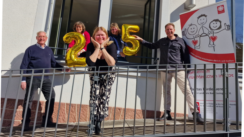 Seit 25 Jahren besteht der Caritas-F&ouml;rderverein. Das Jubil&auml;um wird gro&szlig; gefeiert. Das Bild zeigt von links:  Diakon Michel Schlereth, Vorsitzende Theresia Schodorf-Friedrich, Sandra Sch&auml;rpf (Schriftf&uuml;hrerin), Gabi Kistler (Kassiererin) und der Vorsitzende des Caritas-Kreisverbandes Bad Kissingen David Hettiger.