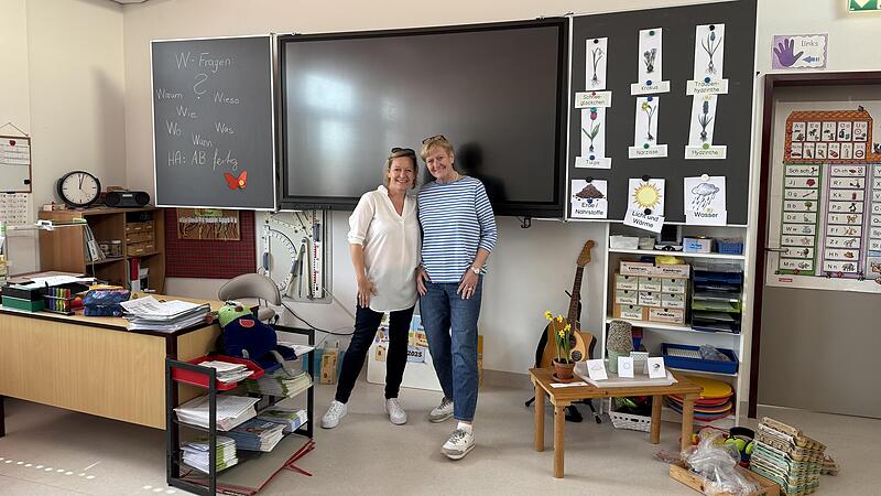 Konrektorin Nadine Baur und Schulleiterin Elisabeth Liepold vor einem neuen Smart-Board in Hemhofen.