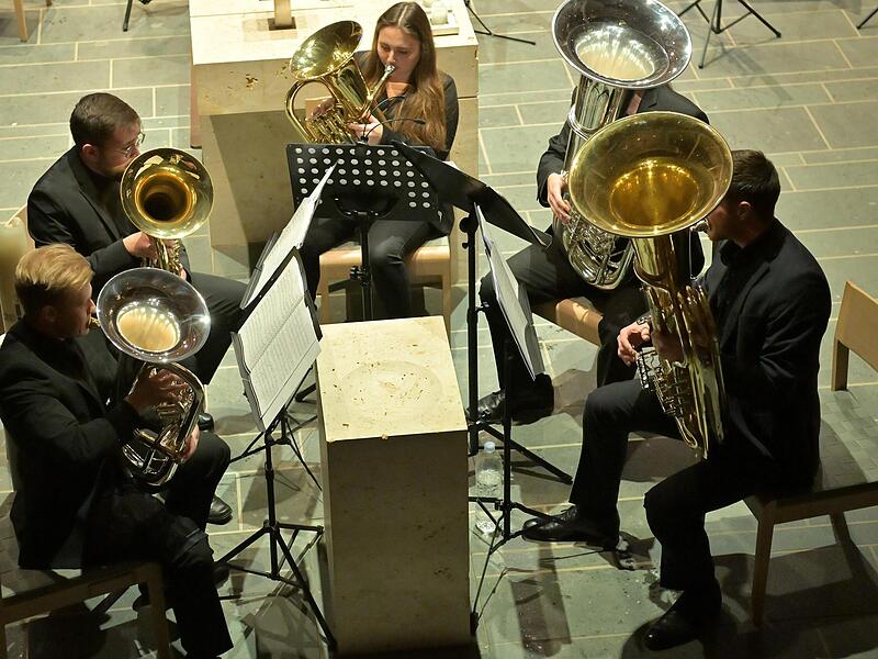 Zarte und getragene Klänge steuerte das Tiefblechensemble bei.