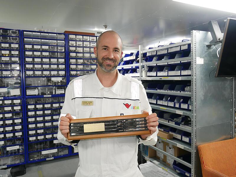 Christoph Schelder aus Burgkunstadt arbeitet als Elektroingenieur auf der Aida. Hier mit einer Erinnerung an eine Notstromversorgungsschiene, die einst mit einem Kurzschluss für größere Aufregung gesorgt hatte.