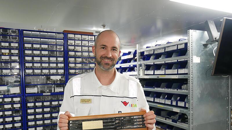 Christoph Schelder aus Burgkunstadt arbeitet als Elektroingenieur auf der Aida. Hier mit einer Erinnerung an eine Notstromversorgungsschiene, die einst mit einem Kurzschluss f&uuml;r gr&ouml;&szlig;ere Aufregung gesorgt hatte.