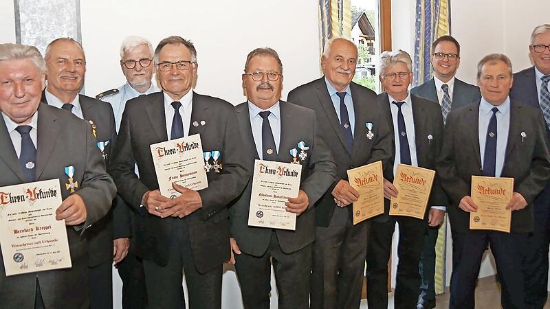 Die Geehrten für 50- und 55-jährige Mitgliedschaft mit den Mandatsträgern Gerhard Senger und Karl Heinz Jäger (Zweiter und Dritter von links), Robert Fischer und Andreas Hofmann (Erster und Dritter von rechts). Die Geehrten für 50- und 55-jährige Mitgliedschaft mit den Mandatsträgern Gerhard Senger und Karl Heinz Jäger (Zweiter und Dritter von links), Robert Fischer und Andreas Hofmann (Erster und Dritter von rechts).