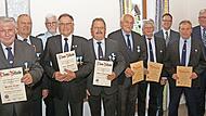 Die Geehrten für 50- und 55-jährige Mitgliedschaft mit den Mandatsträgern Gerhard Senger und Karl Heinz Jäger (Zweiter und Dritter von links), Robert Fischer und Andreas Hofmann (Erster und Dritter von rechts). Die Geehrten für 50- und 55-jährige Mitgliedschaft mit den Mandatsträgern Gerhard Senger und Karl Heinz Jäger (Zweiter und Dritter von links), Robert Fischer und Andreas Hofmann (Erster und Dritter von rechts).
