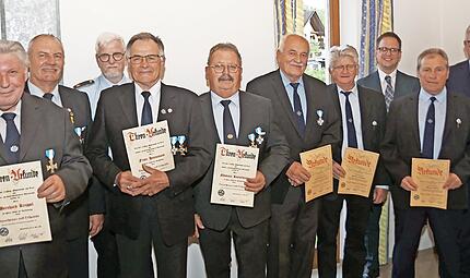 Die Geehrten f&uuml;r 50- und 55-j&auml;hrige Mitgliedschaft mit den Mandatstr&auml;gern Gerhard Senger und Karl Heinz J&auml;ger (Zweiter und Dritter von links), Robert Fischer und Andreas Hofmann (Erster und Dritter von rechts).