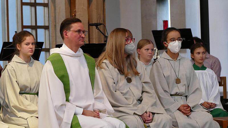 Aufmerksam h&ouml;rten Pfarrer Matthias Bambynek und die Ministranten den Dankesreden zu.