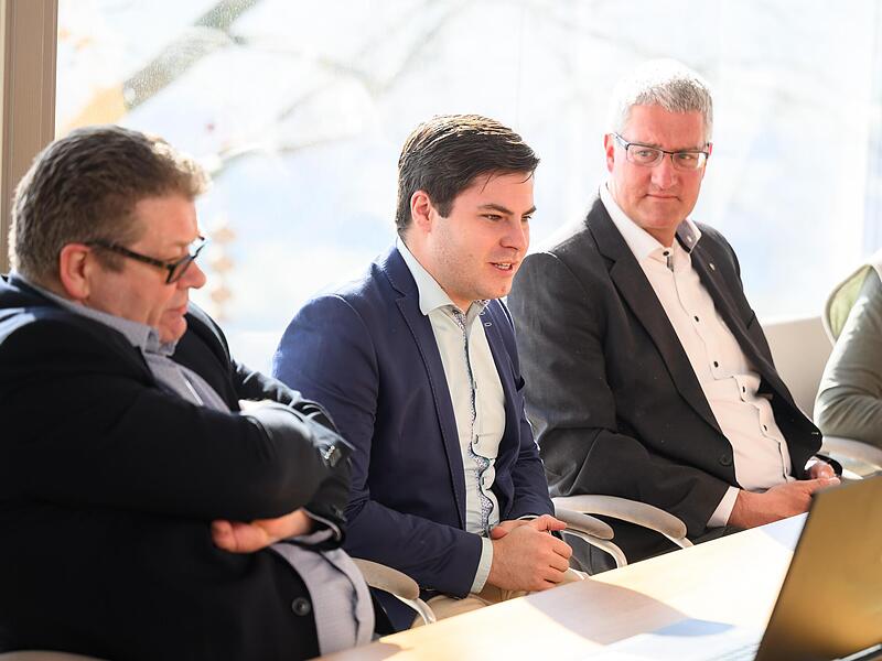 Die neuen P&auml;chter der Vogelsburg (von links) Uwe Rossburger und Roman M&uuml;ller bei der Pressekonferenz zusammen mit Karsten Eck, Leiter der Stiftung Juliusspital W&uuml;rzburg, und Priorin Schwester Hedwig Mayer.