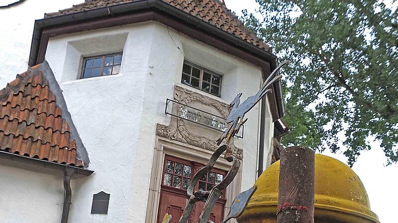 Im Sommer sind Kugel und Wetterfahne vom Turm abmontiert worden. Vom Goldglanz ist nichts mehr zu sehen. Rechts vor der rund 35 Zentimeter durchmessenden Kugel die h&ouml;lzerne Bulle mit Dokumenten aus den 1960er-Jahren.